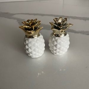 Pineapple salt and pepper shakers